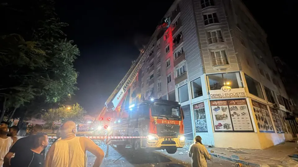 Çorlu'da korkutan patlama: 6. kattan düşen şahıs hayatını kaybetti görseli