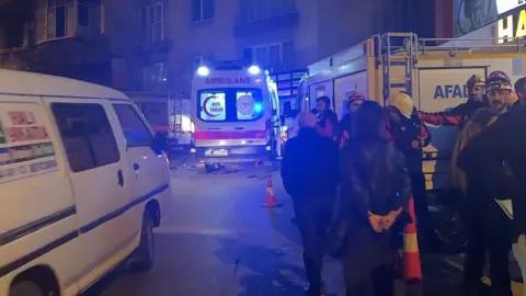 İki Katlı Bina Çöktü: 74 Yaşındaki Özhan Enkaz Altında Hayatını Kaybetti