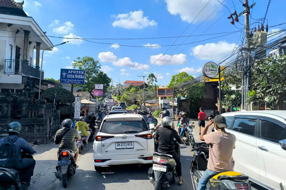 Bali'de Trafik Kaosu: Canggu'daki Sıkışıklığa Çözüm Arayışı Sürüyor görseli
