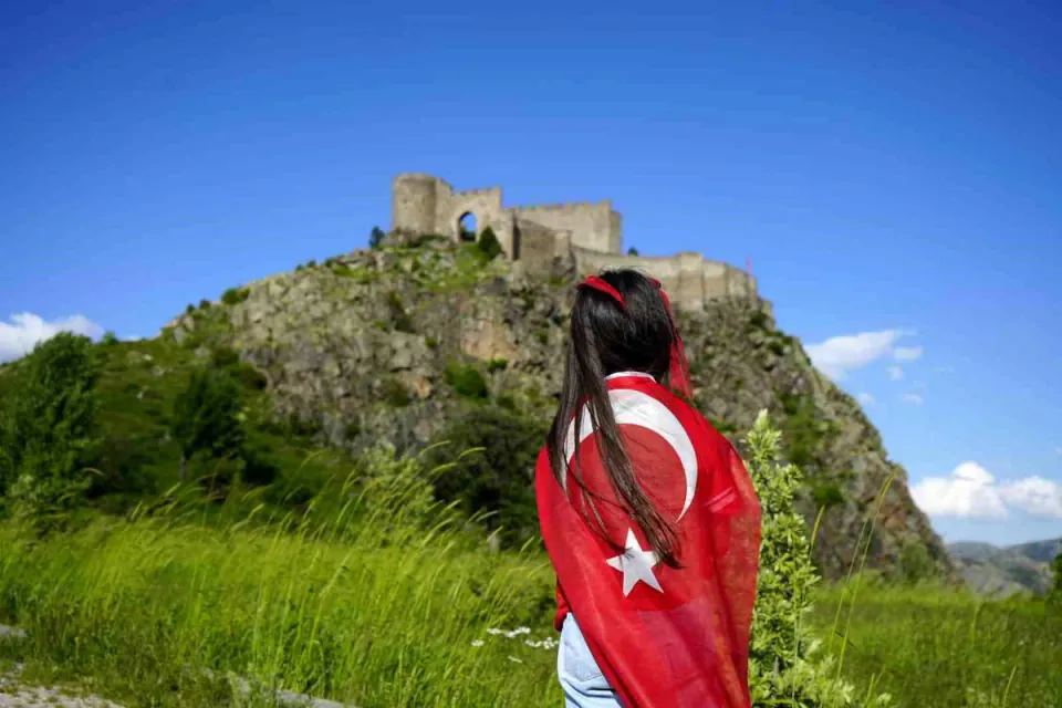 Gümüşhane'nin Zirvesindeki Tarih: 700 Yıllık Kov Kalesi'nin Sırları görseli