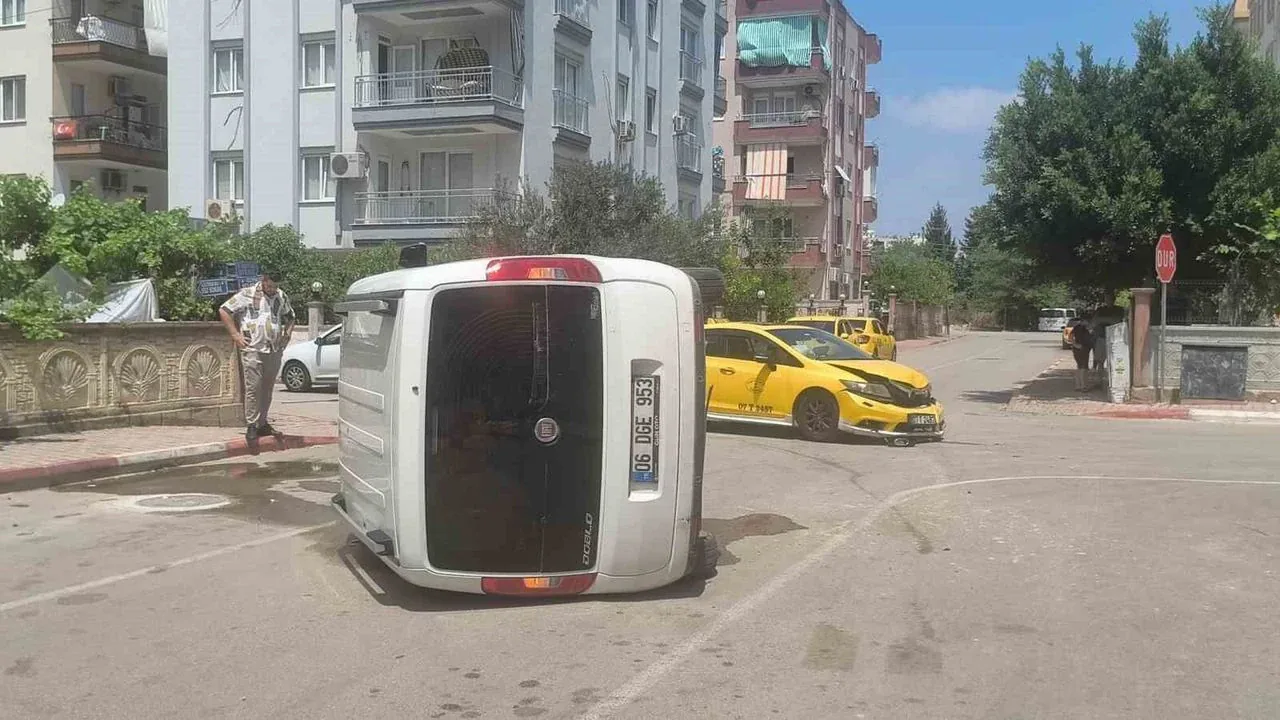 Antalya'da Korkutan Kaza: Araç Yan Yattı, Sürücü Mucize Kurtuluş Yaşadı Antalya'da Korkutan Kaza: Araç Yan Yattı, Sürücü Mucize Kurtuluş Yaşadı