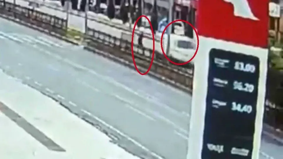 Diyarbakır'da Yaya Geçidinde Kaza Oldu: Sürücü Fren Yaptı, Faciadan Dönüldü görseli
