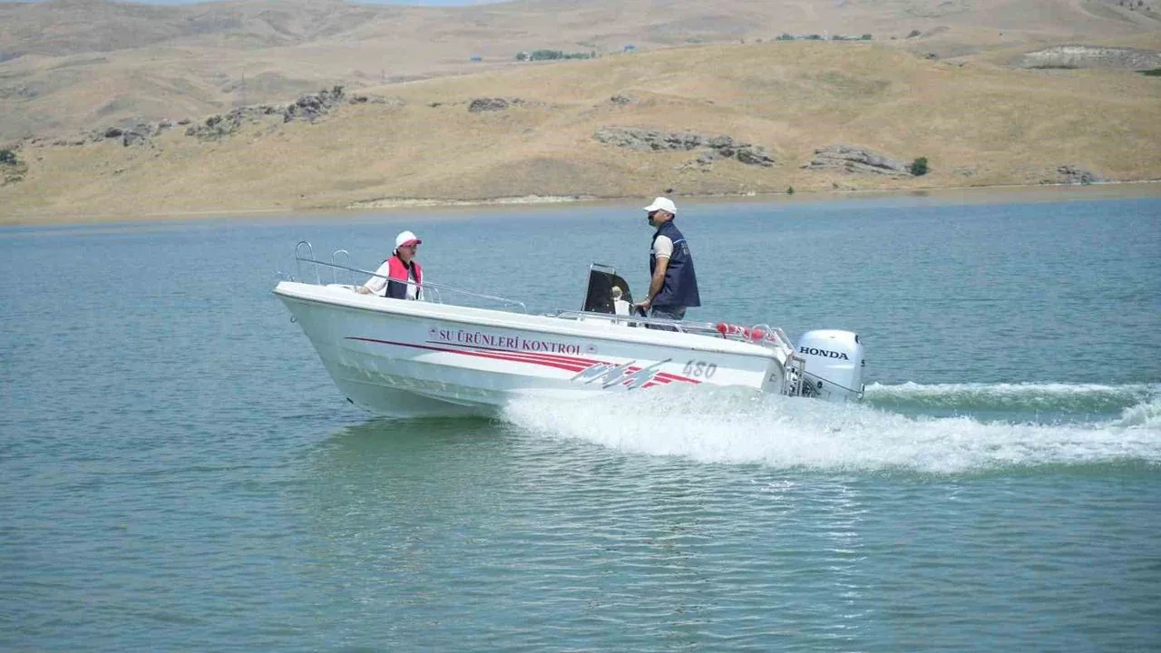 Muş'ta Av Yasağı Döneminde Tekne Destekli Denetimler Sıkılaştırıldı Muş'ta Av Yasağı Döneminde Tekne Destekli Denetimler Sıkılaştırıldı