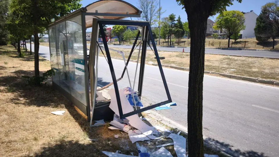 Kütahya'da dehşet anları: Tırdan kopan tekerlek otobüs durağını yıktı görseli
