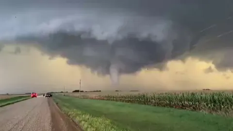 Minnesota'yı şiddetli bir tornado vurdu: Konut alanlarında hasar, acil durum ekipleri sahada