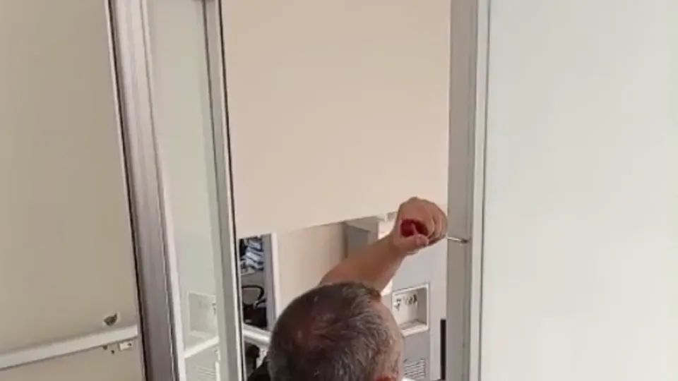 Belediye Başkanı Özünal'in İlk Kararı: Makam Kapısı Söküldü görseli