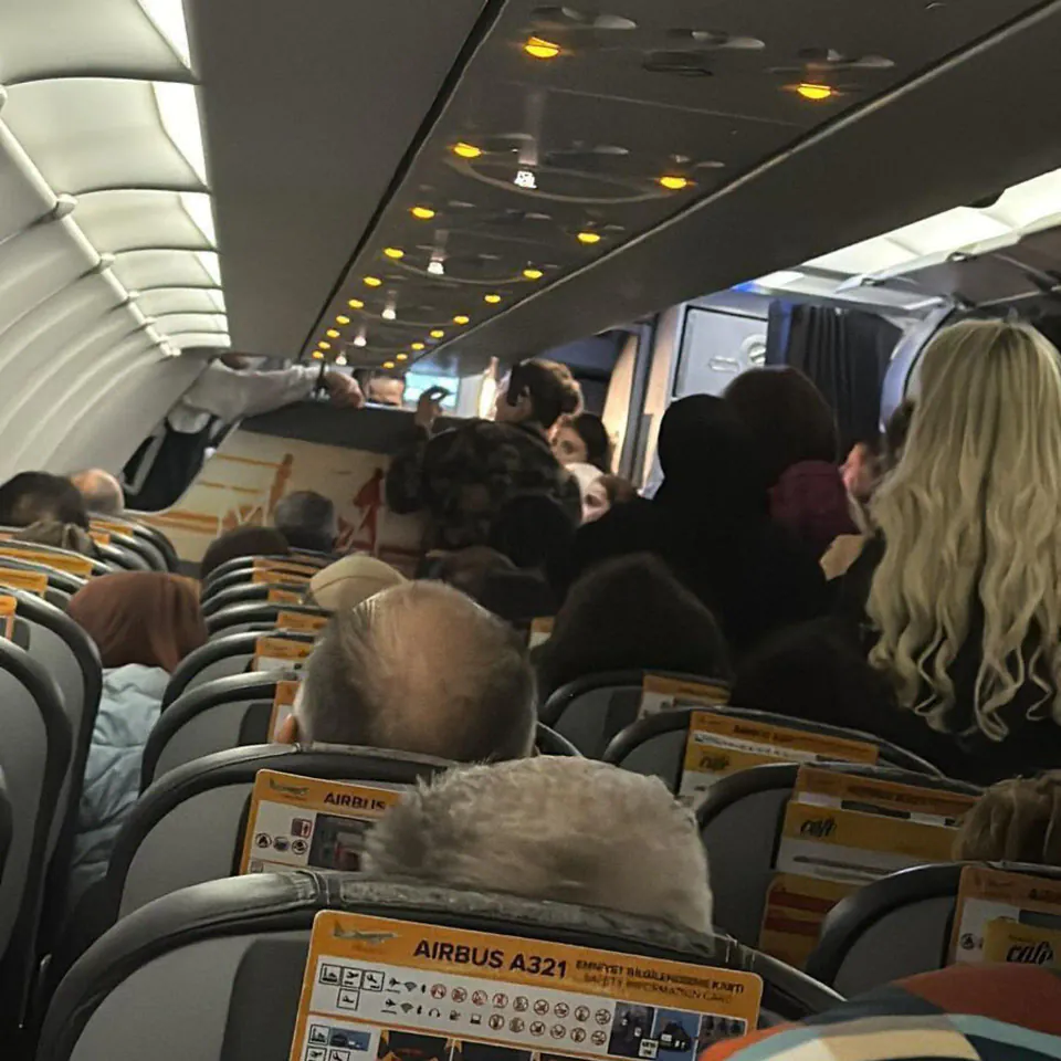 easyJet'in U27938 Sefer Sayılı Uçağı Acil Durumla Hamburg'a İndi görseli