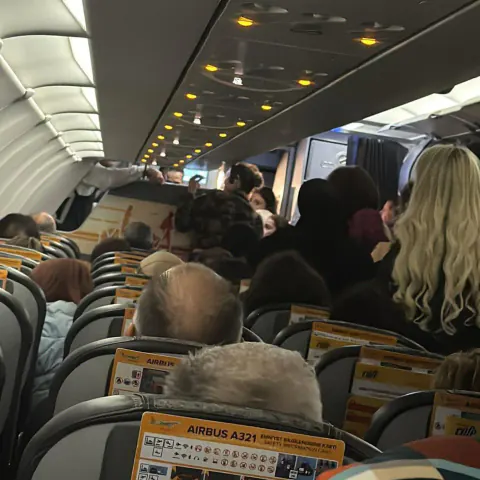 easyJet'in U27938 Sefer Sayılı Uçağı Acil Durumla Hamburg'a İndi