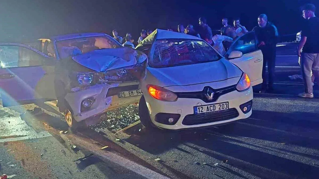 Bingöl Genç'te otomobil ile pikap çarpıştı: 3 yaralı Bingöl Genç'te otomobil ile pikap çarpıştı: 3 yaralı
