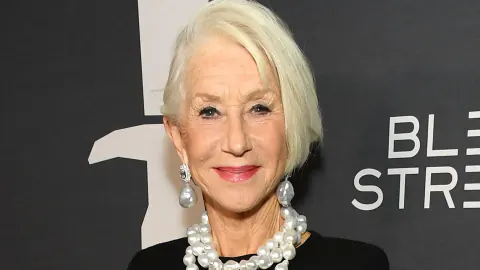 Helen Mirren, 81 yaşında 'Black Swan' tutusuyla kırmızı halıya döndü: "Yaşlanmak utanç verici olmalı"