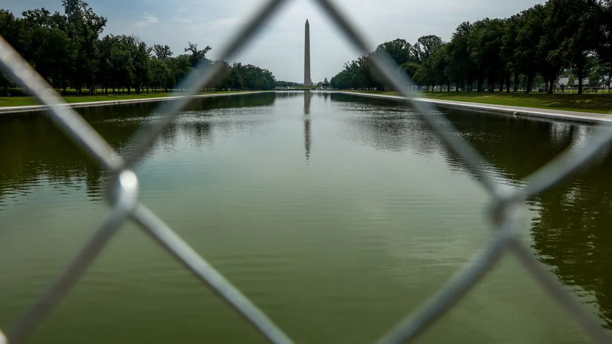 Lincoln Memorial'daki Havuz Skandalı: Trump'ın Vandalizm İddiasi Çöktü Lincoln Memorial'daki Havuz Skandalı: Trump'ın Vandalizm İddiasi Çöktü