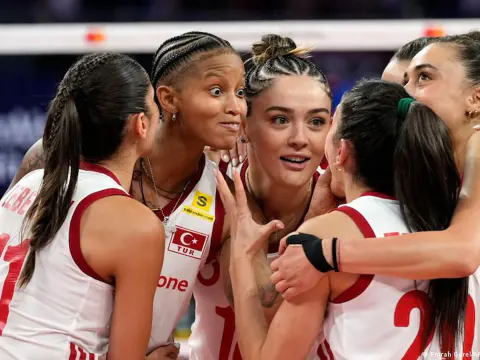 Derya Cebecioğlu tribünde görüldü: Bulgar smaçör Denislav Bardarov ile aşk söylentileri