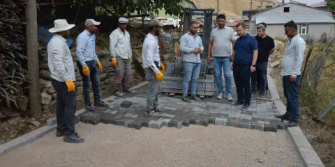 Tatvan Kaymakamı Demirer köylerde altyapı ve ulaşım çalışmalarını yerinde inceledi