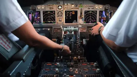 Boston Logan Havalimanı'nda Korkutan Anlar: İki Yolcu Uçağı Çarpışmanın Eşiğinden Döndü