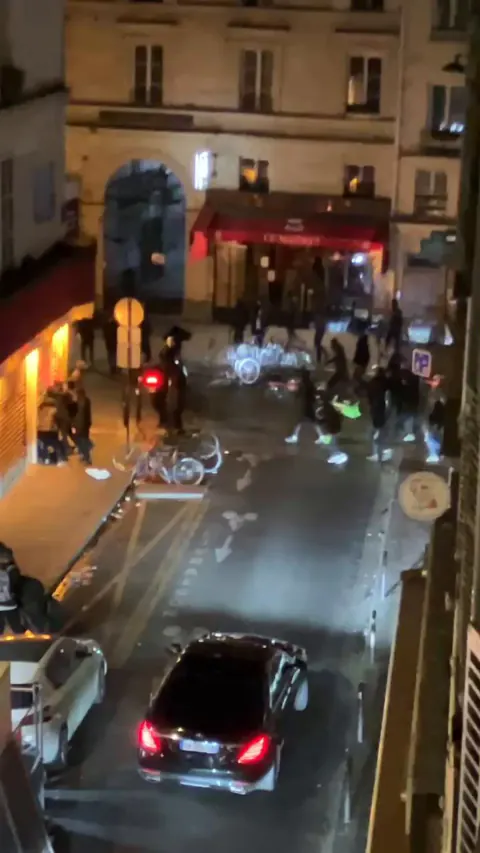 Fransa'da Protestocular Bir Bara Zorla Girmeye Çalıştı: Görüntüler Sosyal Medyayı Salladı