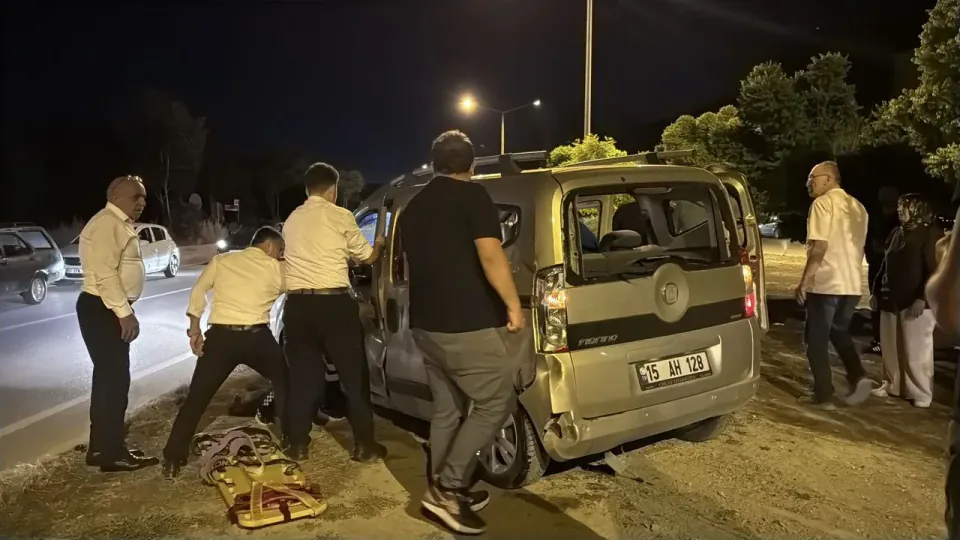 Burdur-Fethiye Karayolunda Kaza: Hafif Ticari Araçla Otobüs Çarpıştı görseli