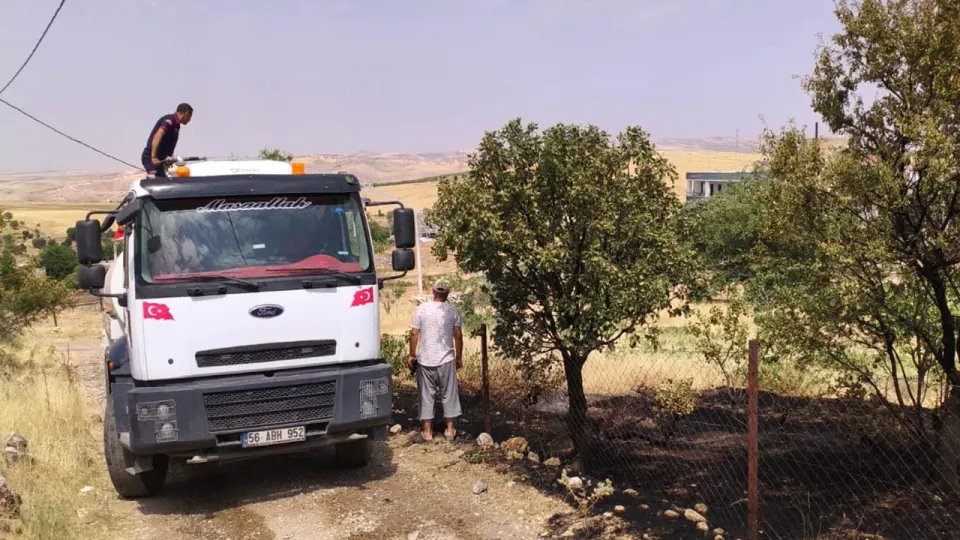 Kurtalan'da Mezarlık ve Arazi Yangınlarına İtfaiye Müdahalesi görseli