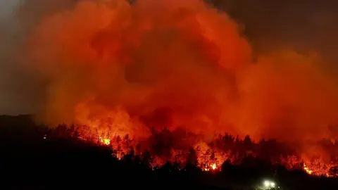 Antalya'da orman yangını: 500 kişi tahliye edildi, 1 ev tamamen yandı, 15 helikopter mücadelede