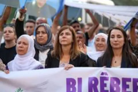 Diyarbakır'da Barış Günü Yürüyüşü: 'Öcalan Özgürleşmeli, Anayasa Yapılmalı' Mesajı Verildi
