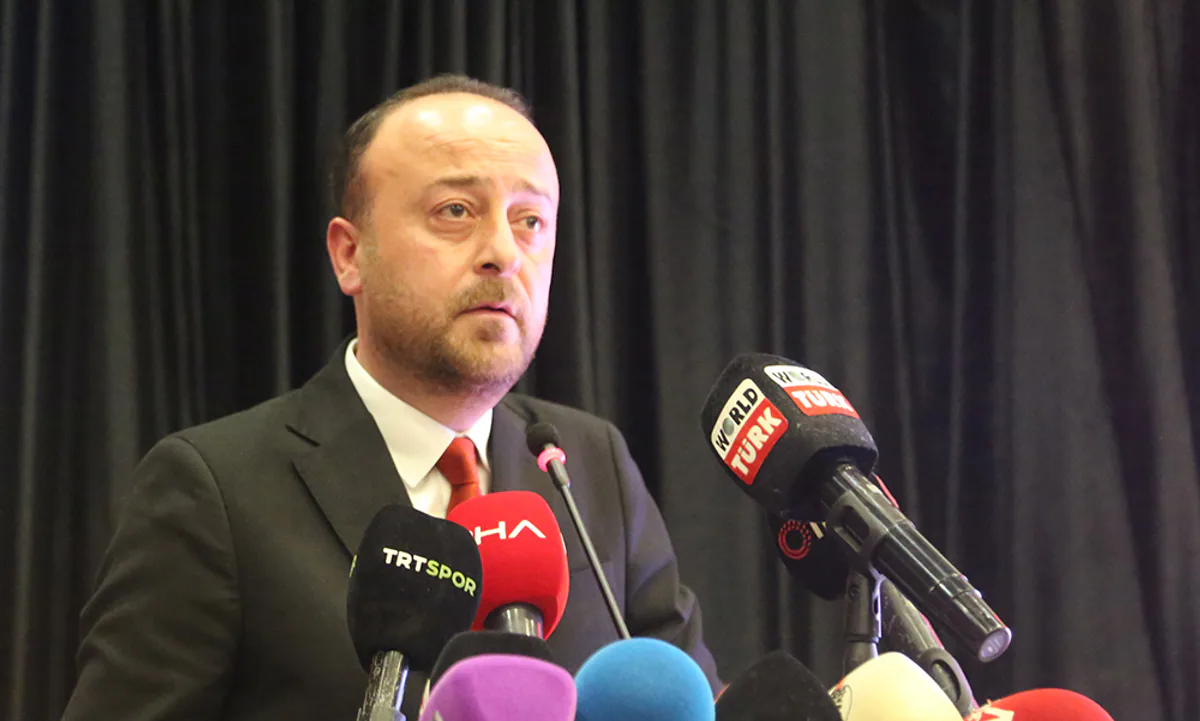 Sivasspor'da Burak Özçoban Dönemi Devam Ediyor: Yeniden Başkan Seçildi Sivasspor'da Burak Özçoban Dönemi Devam Ediyor: Yeniden Başkan Seçildi