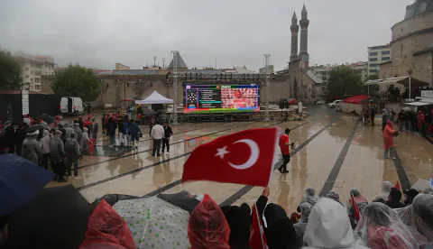 Yağmura rağmen tek yürek: Sivas milli takım için meydana akın etti
