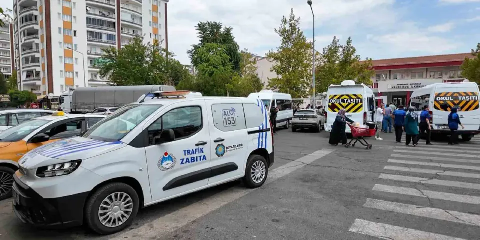Diyarbakır'da okul servis denetimleri başladı: Fren, lastik ve sürücü belgeleri kontrol ediliyor görseli