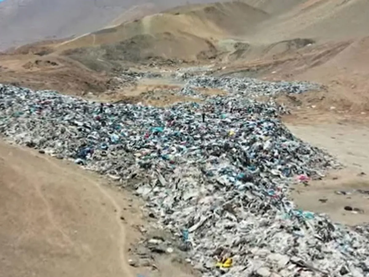 Atacama Çölü'nde Tekstil Felaketi: 60 Bin Ton Kıyafet Dağı Atacama Çölü'nde Tekstil Felaketi: 60 Bin Ton Kıyafet Dağı