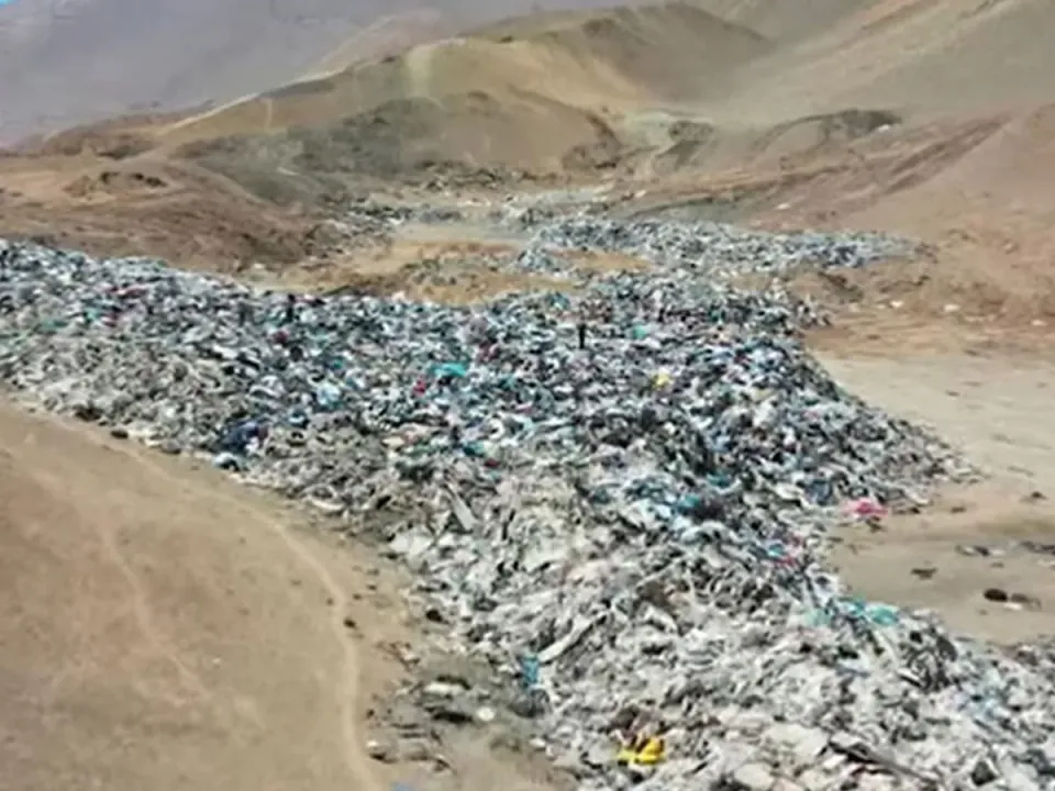 Atacama Çölü'nde Tekstil Felaketi: 60 Bin Ton Kıyafet Dağı görseli