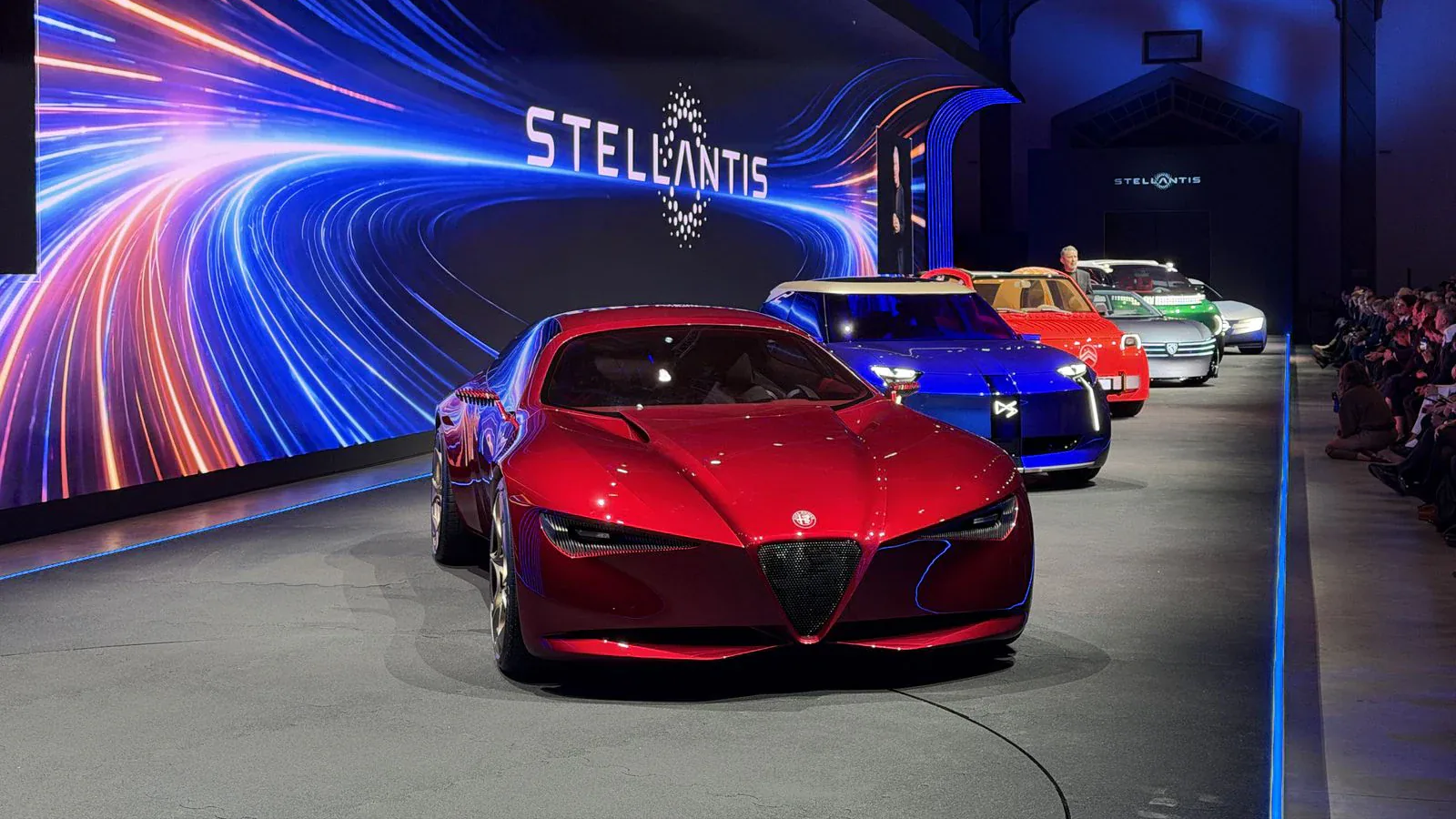Paris Motor Show'de Karakter Zaferi: Citroën Ente Döndü, Almanlar Sahayı Bıraktı Paris Motor Show'de Karakter Zaferi: Citroën Ente Döndü, Almanlar Sahayı Bıraktı
