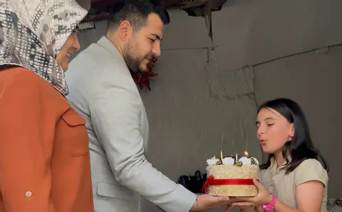Sivas'ta AK Parti Gençlik Kolları'ndan 9 yaşındaki Eylül'e sürpriz doğum günü ziyareti