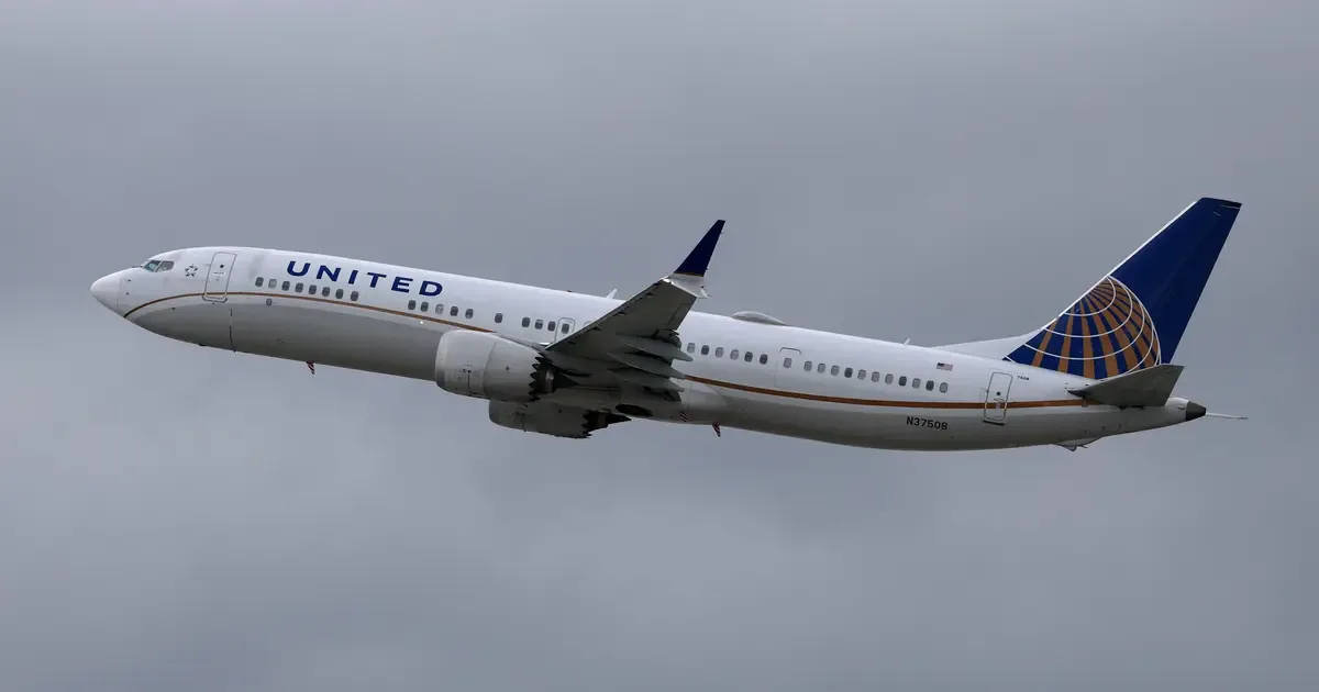 Houston'dan Phoenix'e giden United Airlines uçağı askeri üsse iniş yaptı Houston'dan Phoenix'e giden United Airlines uçağı askeri üsse iniş yaptı