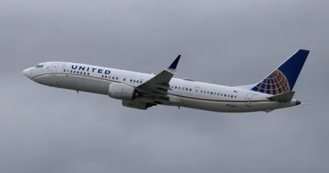 Houston'dan Phoenix'e giden United Airlines uçağı askeri üsse iniş yaptı