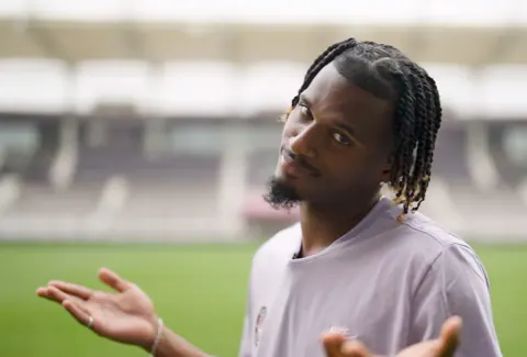 Coventry City, Yann Gboho transferini resmen açıkladı: Manchester City maçı öncesi imza