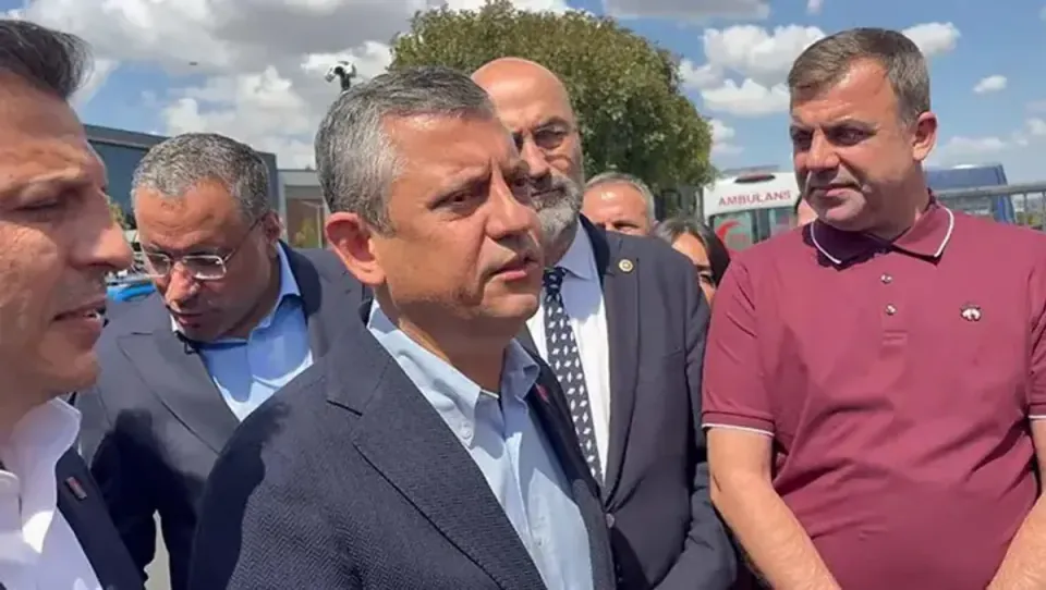 CHP Genel Başkanı Özgür Özel'den emekli intiharı sonrası sert uyarı: "Sandığı getirin veya çığlık duyun" görseli