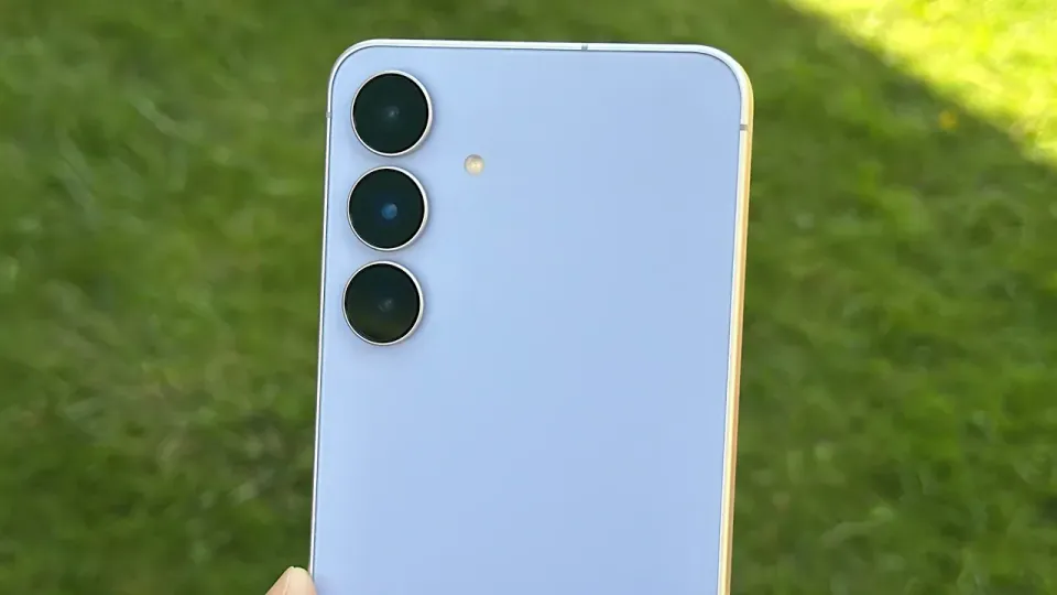 Samsung Galaxy S26 FE Sürprizi: Standart Modelden Daha Hızlı Şarj Olacak görseli