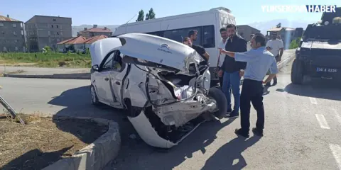 Yüksekova'da Kamyon ve Otomobil Çarpıştı: 5 Yaralı