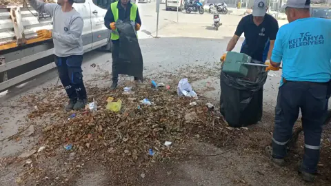 Kütahya'da sonbahar temizliği başlandı: Mahallelerde yaprak ve atık toplama çalışmaları hızlandı