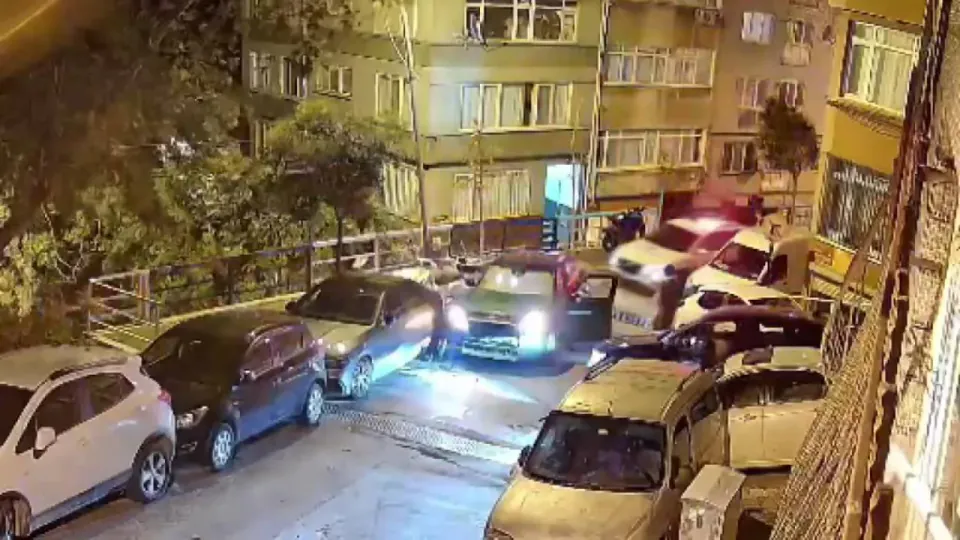 Şişli'de Alkollü Sürücü Polisten Kaçarken Parklı Araçlara Çarptı görseli