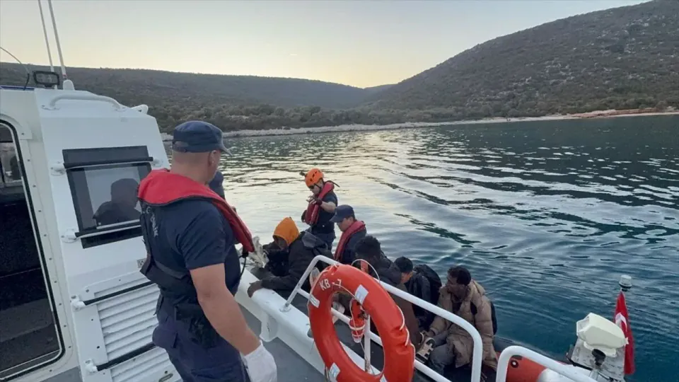 Urla'da koyda saklanan 30 düzensiz göçmen yakalandı; 3'ü çocuk görseli