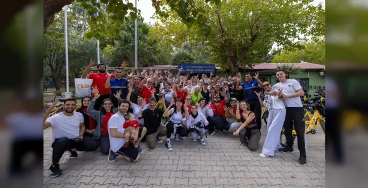 İzmir'de Cumhuriyet Bayramı'nda sağır ve işitme engelliler bisikletle yollarını kapladı İzmir'de Cumhuriyet Bayramı'nda sağır ve işitme engelliler bisikletle yollarını kapladı