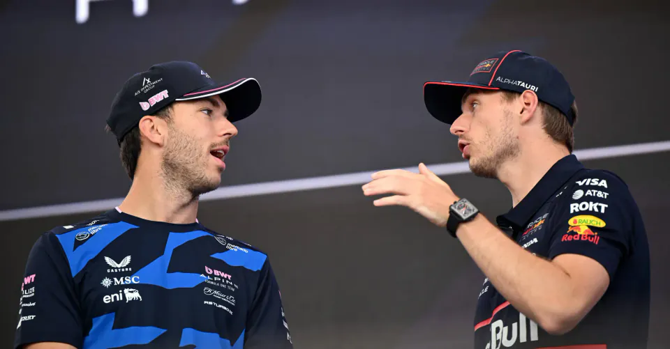 Formula 1'de Strateji Savaşı: Verstappen ve Russell Arasında Nefes Kesen Takip görseli
