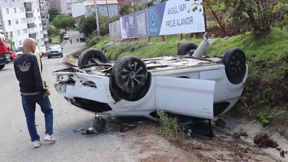73 Yaşındaki Emine K. Araç Devrildiği Kazada Yaralandı, Hastaneye Kaldırıldı görseli