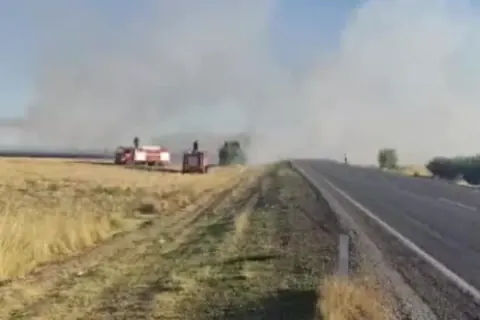 Konya Beyşehir ve Hüyük'te eşzamanlı anız yangınları: 5 mahalle tehdit altındaydı, yangınlar kontrol altına alındı