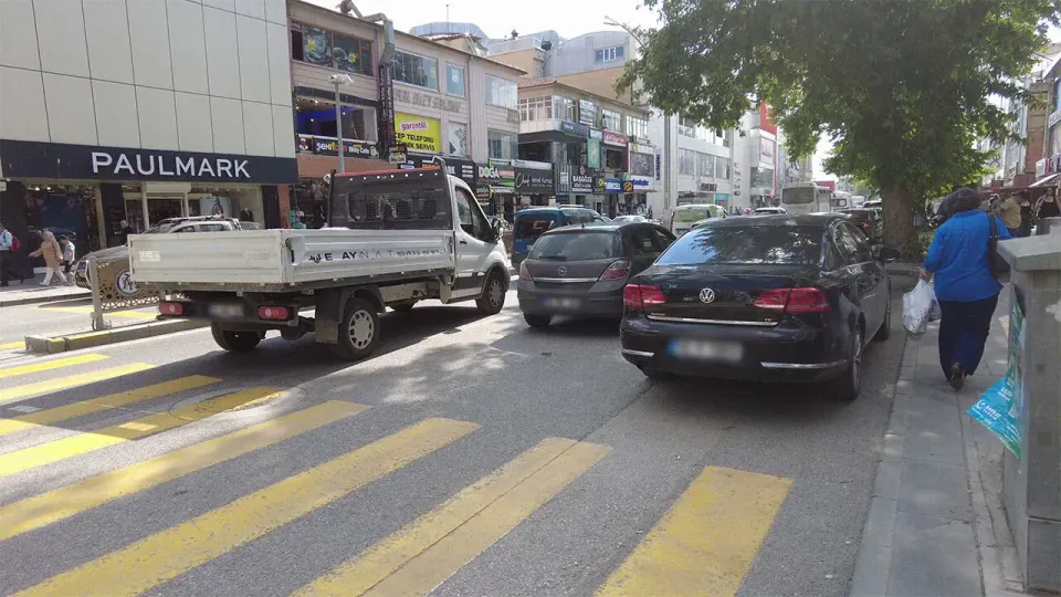 Erzincan Şehir Merkezinde Trafik Kilit: Gurbetçi Akını Yoğunluğu Artırdı görseli