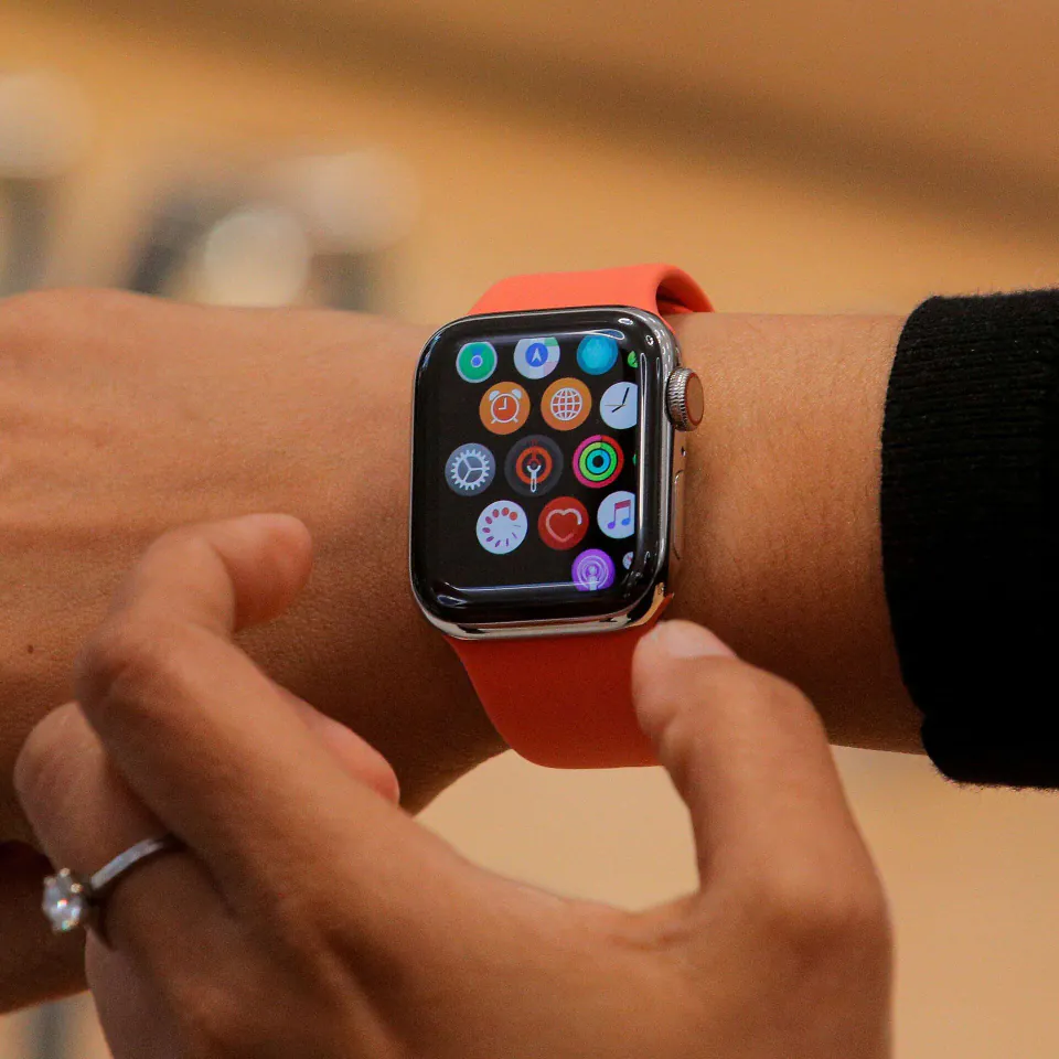 AB'den Giyilebilir Teknolojiye Esneklik: Apple Watch ve AirPods Muaf Tutuldu görseli