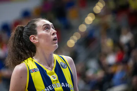 Dünya Yıldızı Breanna Stewart Yeniden Fenerbahçe'de: İstanbul'a Geldi