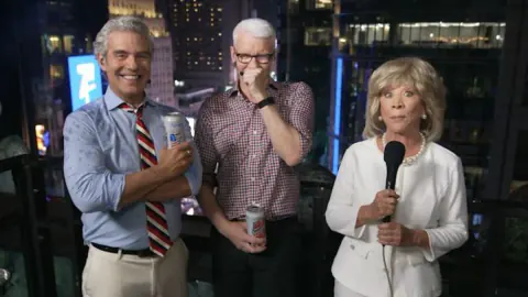 Cheri Oteri'den Barbara Walters Performansı: Bağımsızlık Günü'nde Dikkat Çeken Anlar