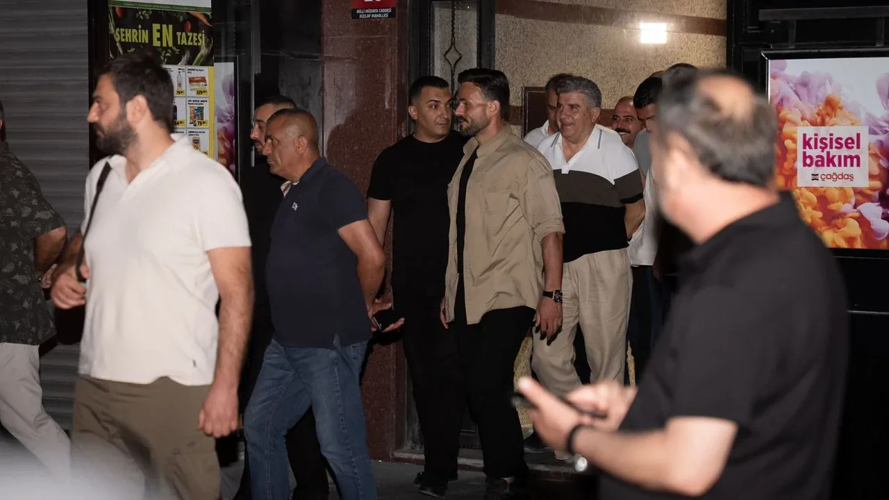 CHP Ankara İl Başkanlığı'nda Gece Yarısı Gerginliği: Protestolar ve Polis Müdahalesi CHP Ankara İl Başkanlığı'nda Gece Yarısı Gerginliği: Protestolar ve Polis Müdahalesi