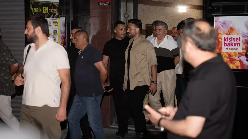 CHP Ankara İl Başkanlığı'nda Gece Yarısı Gerginliği: Protestolar ve Polis Müdahalesi görseli