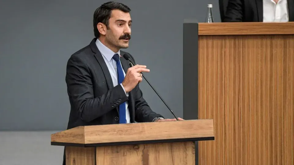 AK Partili Kişili'den İzmir uyarısı: "Şehir çürüyor, kavgayı bırakın" görseli
